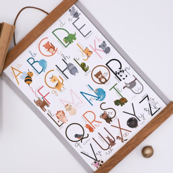 Découvrir par le jeu ! L'affiche abécédaire animaux est idéale pour les jeunes enfants qui commencent à apprendre les lettres de l’alphabet.