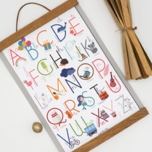 Apprendre en s'amusant ! L'affiche abécédaire est parfaite pour les jeunes enfants qui découvrent les lettres de l’alphabet.