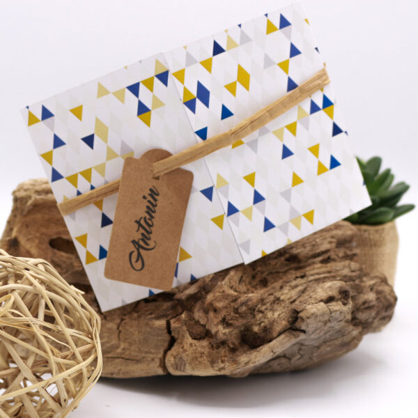 Dynamique et graphique ! Avec ces motifs et couleurs tendance, ce faire-part - Triangles pour le premier message de bébé fera de l'effet !