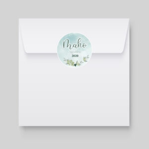 Aux couleurs pastels de l'enfance, des étiquette à enveloppes Vert Opale de naissance harmonieuses et originales à joindre à la bonne nouvelle