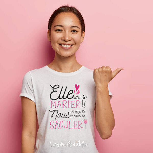 C'est la fête de le future mariée ! Des T-Shirt EVJF 'Elle va se marier' personnalisés, drôles et décalés, rendront l'EVJF encore plus fun et mémorable !