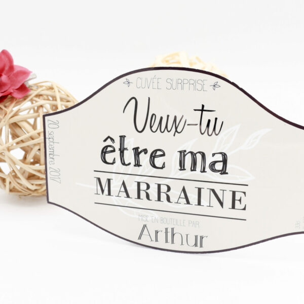 Fêtez votre demande de marraine avec une cuvée mémorable étiquetée avec une étiquette de bouteille marraine personnalisée.