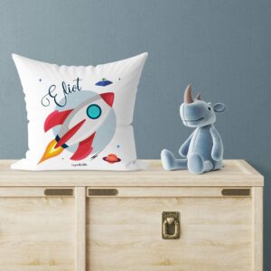 Une virée dans l'espace avec ce coussin personnalisé espace pour mettre du voyage dans votre intérieur, du salon aux chambres !