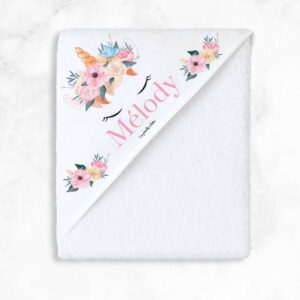 Passez un doux moment avec cette cape de bain licornes personnalisée avec son prénom. Toute douce, pratique, elle facilite le quotidien des parents !