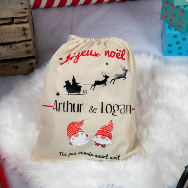 Hotte de noël personnalisable. Peut contenir plusieurs cadeaux. Idéal pour un emballage cadeau zéro déchet et réutilisable.