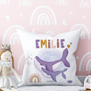 Une housse de coussin personnalisé baleines, pétillante et colorée pour mettre du voyage dans votre intérieur ! Une idée parfaite pour un cadeau.
