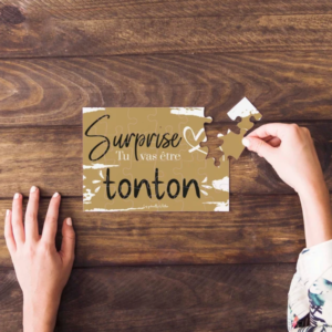 Offrez le puzzle "Surprise tu vas être Tonton" emballez dans son ballotin pour être sur de créer l'étonnement et l'amusement au près de vos proches.
