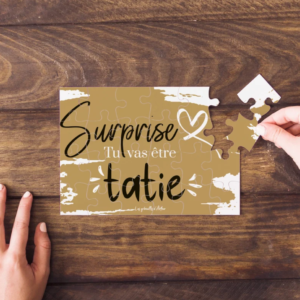 Offrez ce Puzzle personnalisé Tata emballé dans son ballotin à la future tatie. Votre message sera découvert au fur et à mesure et rendra l'annonce inoubliable !