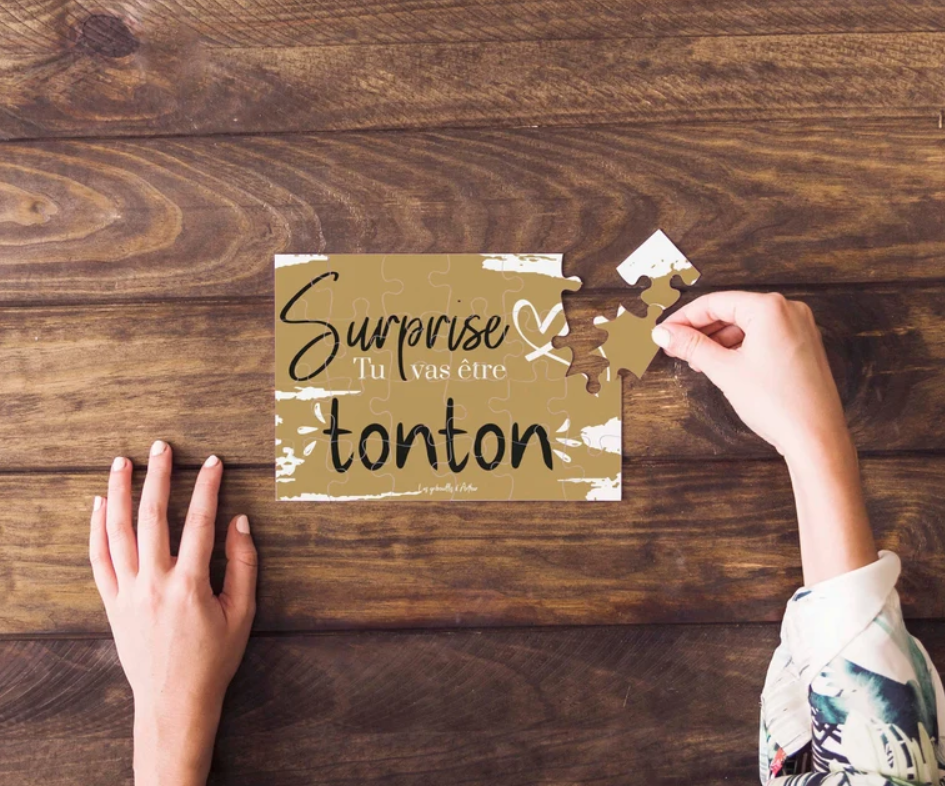 Offrez le puzzle "Surprise tu vas être Tonton" emballez dans son ballotin pour être sur de créer l'étonnement et l'amusement au près de vos proches.