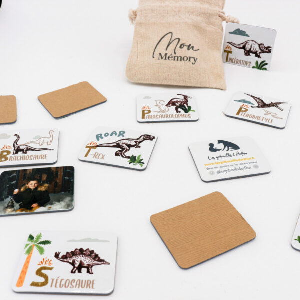 Jeu Mémory "Dinosaures" pour enfant sur le thème dinosaures personnalisé avec une photo de l'enfant ou de la famille pour passez un bon moment en famille