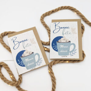 Carte à planter de couleur bleu, avec des tasses de chocolats chaud Inscrit dessus Bonne fête mamie chérie