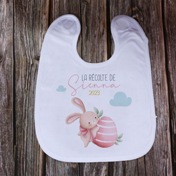 Craquez pour ce Bavoir Personnalisé de Pâques - Filles à l'occasion de pâques. C'est une idée de cadeau idéale pour les tout-petits.