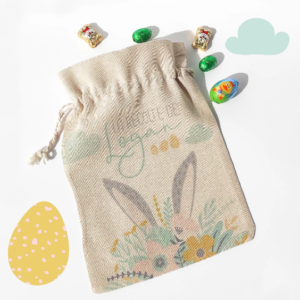 Pochon personnalisé Pâques Offrez ce pochon personnalisé au prénom de l'enfant pour la traditionnel chasse aux de Pâques. Ce petit sac sera idéal pour ranger les œufs récoltés lors de cette chasse. Ce Modèle mixte plaira aussi bien aux petits garçons qu'aux petites filles.