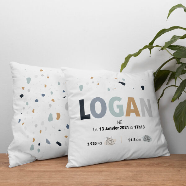 Le Coussin personnalisé Terrazzo est une jolie idée pour faire un cadeau quelle que soit l’occasion, même pour offrir à sa maison !