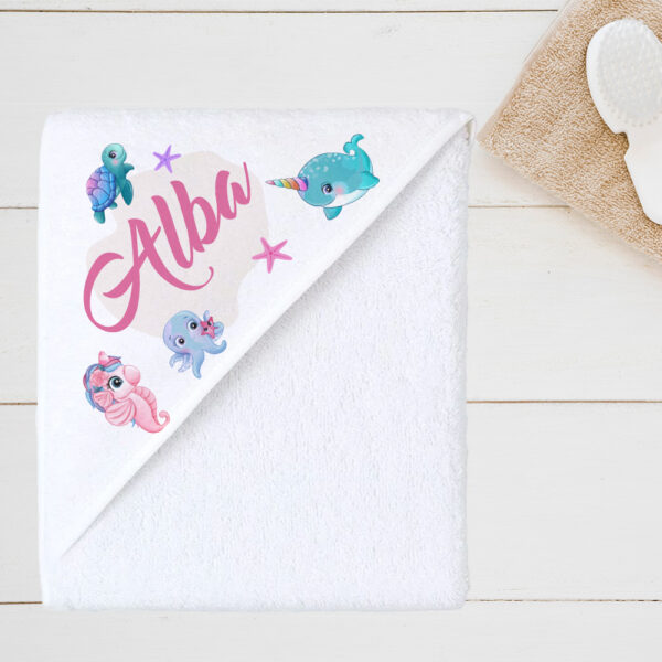 Passez un doux moment avec cette cape de bain Marin personnalisée avec son prénom. Toute douce, pratique, elle facilite le quotidien des parents !