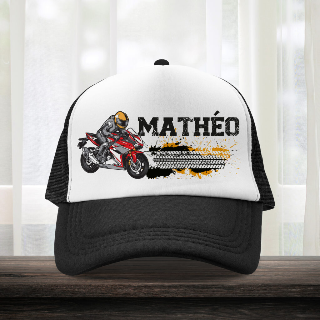 La Casquette enfant personnalisée Moto est une chouette idée pour faire un cadeau original à un enfant. Cadeau idéal à offrir pour un anniversaire.